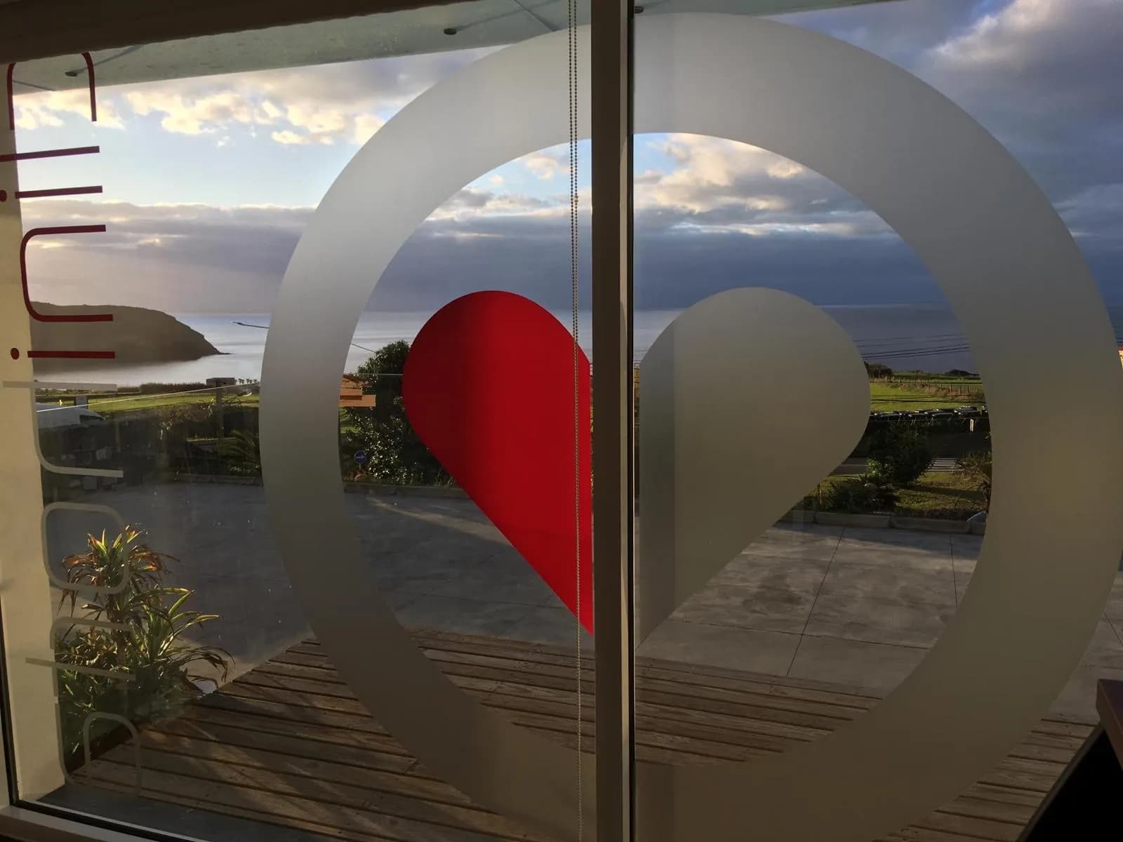 Logo da CliniHorta com vista para o mar e a ilha do Pico