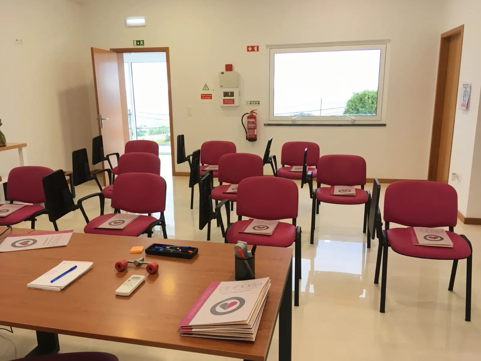 Sala de formação da CliniHorta, equipada para ações de primeiros socorros e combate a incêndios